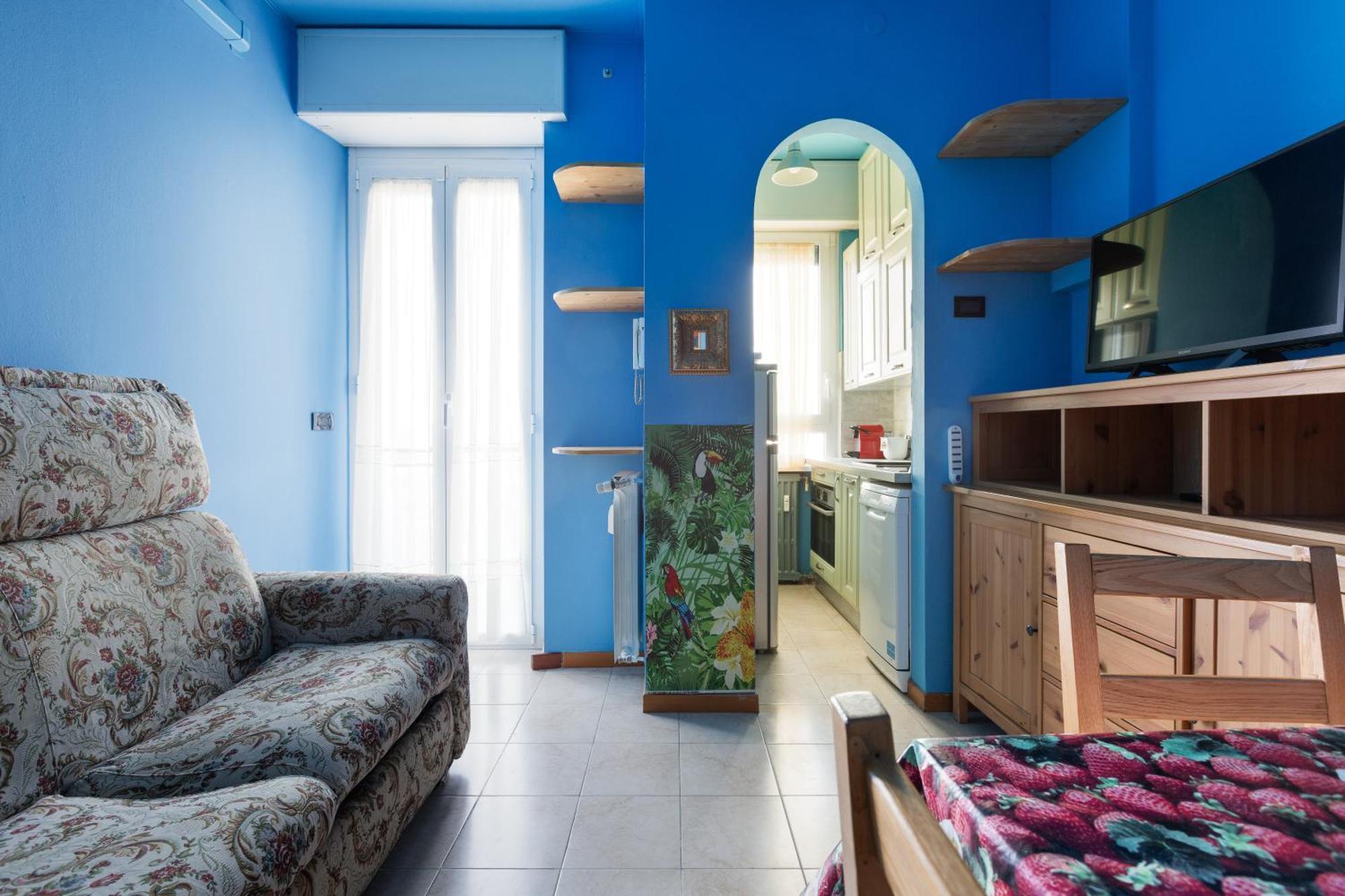 Roomy With Balcony! Apartment